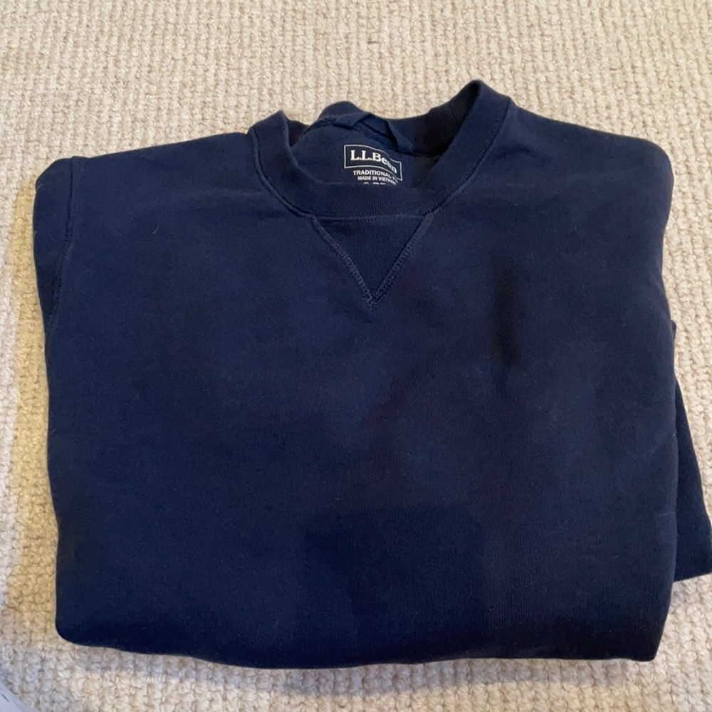 Men’s navy sweatshirt by LL Bean